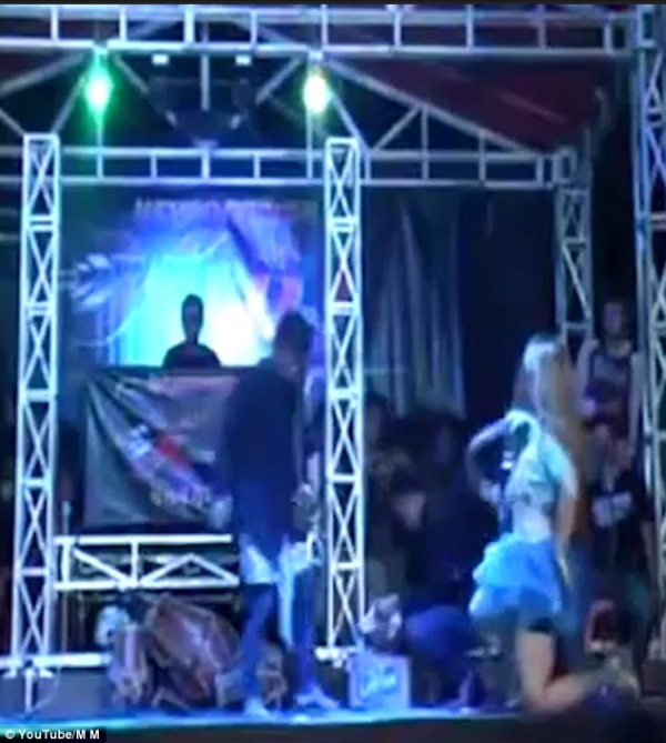 Тайзан дээр дуулж байхдаа амьсгал хураажээ